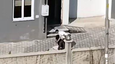 Kaçmaya çalışan kadını sokakta yakalayıp dövdü