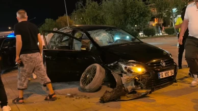 Park halindeki araçlara çarptı, annesi fenalaştı