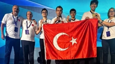 Bakan Bayraktar'dan madalya müjdesi: Türkiye, Uluslararası Nükleer Bilim Olimpiyatı'nda 1 altın ve 3 bronz madalya kazandı