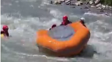 Devrilen botu nehrin ortasında düzelttiler