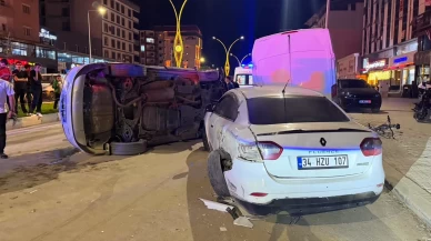 Park halindeki araçlara çarpan otomobil devrildi:4 yaralı