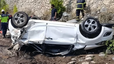Kontrolden çıkan otomobil dereye uçtu
