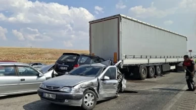 Anız yangını görüş mesafesini düşürünce zincirleme kaza oldu