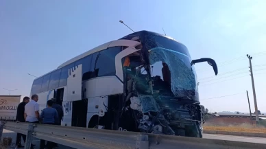 Afyonkarahisar’da yolcu otobüsü kamyonete çarptı