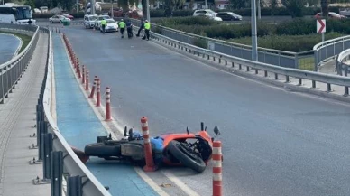 Kontrolden çıkan motosiklet yola savruldu