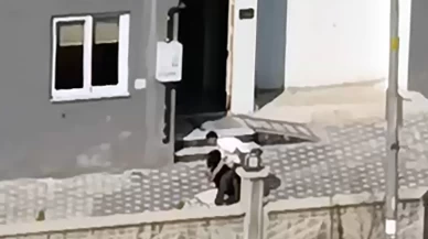 Kaçmaya çalışan kadını sokakta yakalayıp dövdü