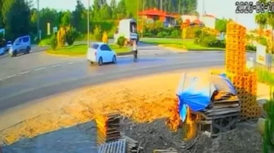 Kavşaktaki kaza kameraya yansıdı