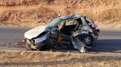 İki otomobil çarpıştı: 3 kişi öldü, 2'si çocuk 5 kişi yaralandı
