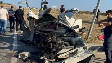 Direğe çarpan otomobil ikiye bölündü