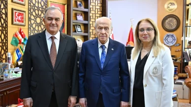 MHP TBMM Grubu'ndan Devlet Bahçeli'ye ziyaret: 'Lider Ülke Türkiye' hediyesi
