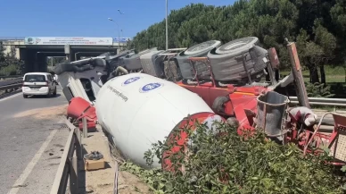 Beton mikseri yola devrildi