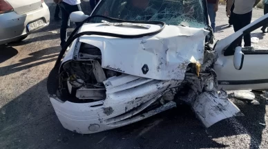 Van’da 2 otomobil kafa kafaya çarpıştı: 7 yaralı