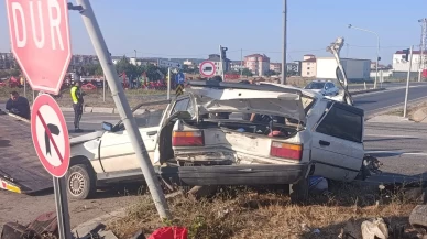 İkiye ayrılan araçtan sıyrıklarla kurtuldu