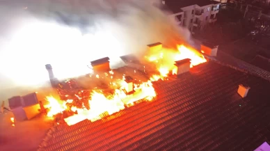 Aksaray'da elektrik panosunda çıkan yangın çatıya sıçradı