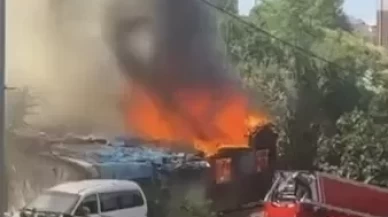 Boş gecekondulardaki alevler iki binayı sardı