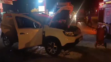 Yüksekova'da seyir halindeki otomobil alev aldı