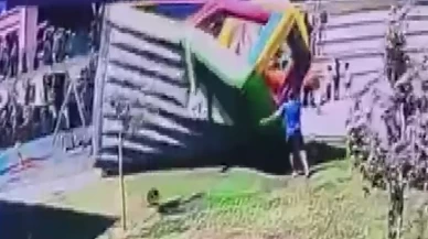Rüzgar oyun parkını devirdi 3 çocuk altında kaldı