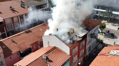 Kütahya’da 3 katlı binanın çatı katında yangın çıktı