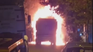 Sultangazi’de yanan hafriyat kamyonu kullanılamaz hale geldi