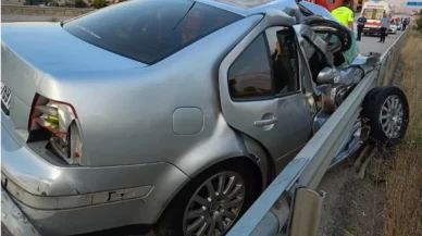 Otobüse çarpan otomobil bariyerde durdu