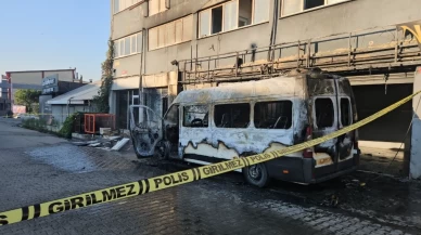 İSTeks Sanayi Sitesi'nde minibüs yanarak kullanılamaz hale geldi!