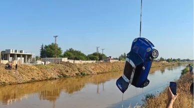 Otomobil dereye uçtu: Sürücü suda kayboldu