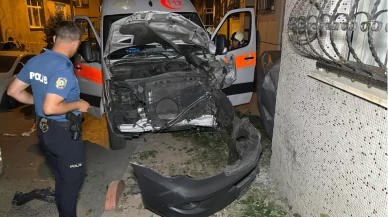 Çarpışmanın etkisiyle kaldırıma çıktı
