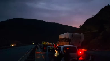 Yoğun yağış yolu kapattı: 10 kilometrelik araç kuyruğu oluştu