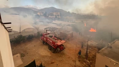 Muğla'da başlayan yangın Antalya'ya sıçradı! Ekipler seferber oldu