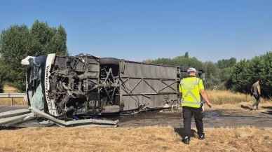 Refüje çarpan yolcu otobüsü devrildi