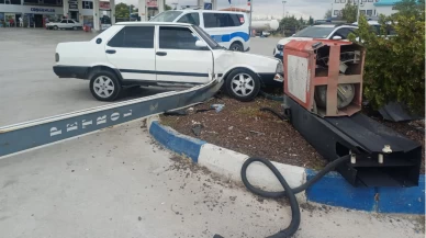 Aksaray’da aday sürücünün kullandığı otomobil direği devirdi