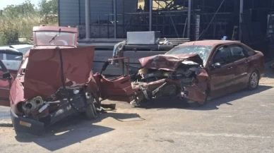 Kütahya'da iki otomobil kafa kafaya çarpıştı