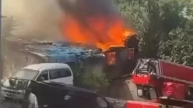Boş gecekondulardaki alevler iki binayı sardı