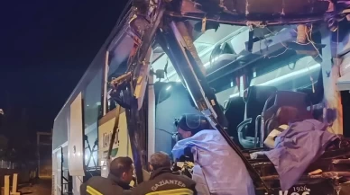 Gaziantep’te yolcu otobüsü TIR’a çarptı: 2 ölü, 17 yaralı