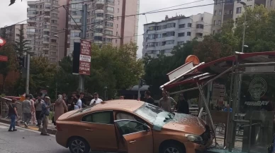 Otomobil tramvay durağına girdi!