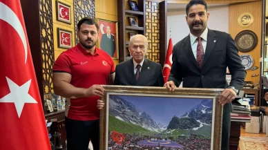 Taha Akgül'den MHP Lideri Devlet Bahçeli'ye, kurt figürlü özel hediye!