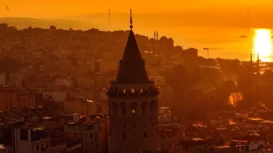 Günün ilk ışıkları Galata Kulesi’ni sardı!
