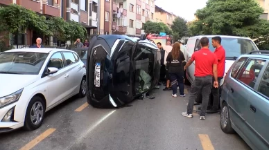 Park halindeki araçlara çarpıp devrildi