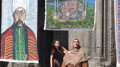 Kilimlere yaptığı portrelerle sergi açtı