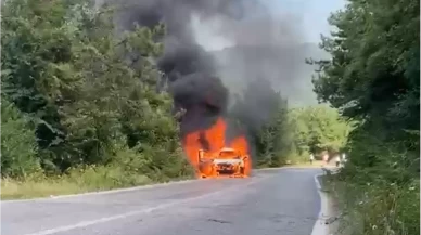 Bartın’da seyir halindeki otomobil alev aldı