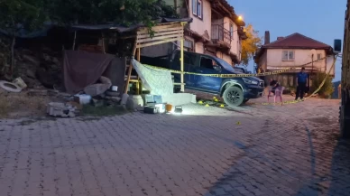 Oğluyla tartışan 2 kişiyi kurşunladı