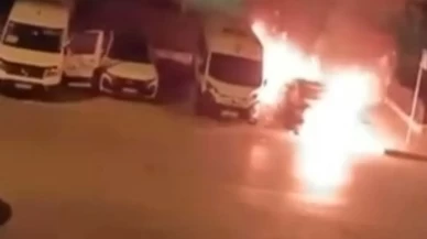 Küçükçekmece'de 2 araç birden yandı!