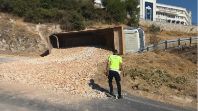 Freni boşalan kamyonu yan yola devirerek durdurdu