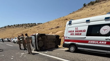 Mardin’de hafif ticari araç takla attı: 1 ölü, 1 yaralı