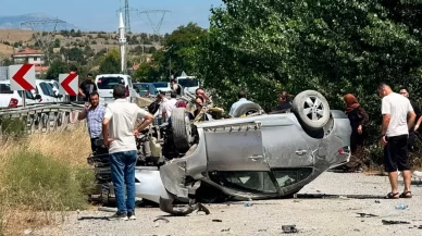 Bariyerlere çarpan otomobil yoldan çıktı