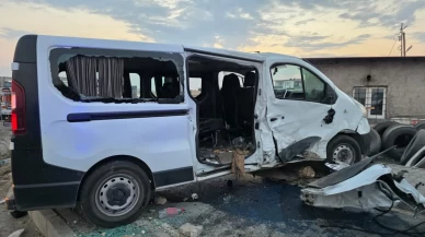 İki minibüs çarpıştı! Çok sayıda yaralı var