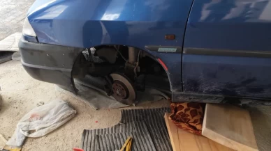 Tamir etmek istediği 1,5 tonluk otomobilin altında kaldı