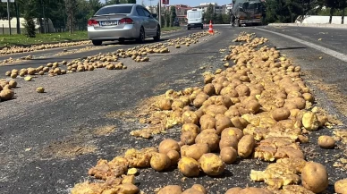 Nevşehir’de TIR’ın dorsesinden yola 1 ton patates döküldü