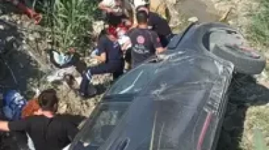 Samandağ’da otomobil su kanalına devrildi: 2 yaralı