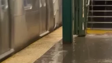 Sokaklar ve metro istasyonları sular altında kaldı